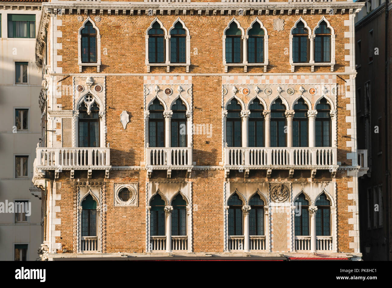 Vorderansicht der alten, traditionellen Gebäude in Venedig, Italien Stockfoto