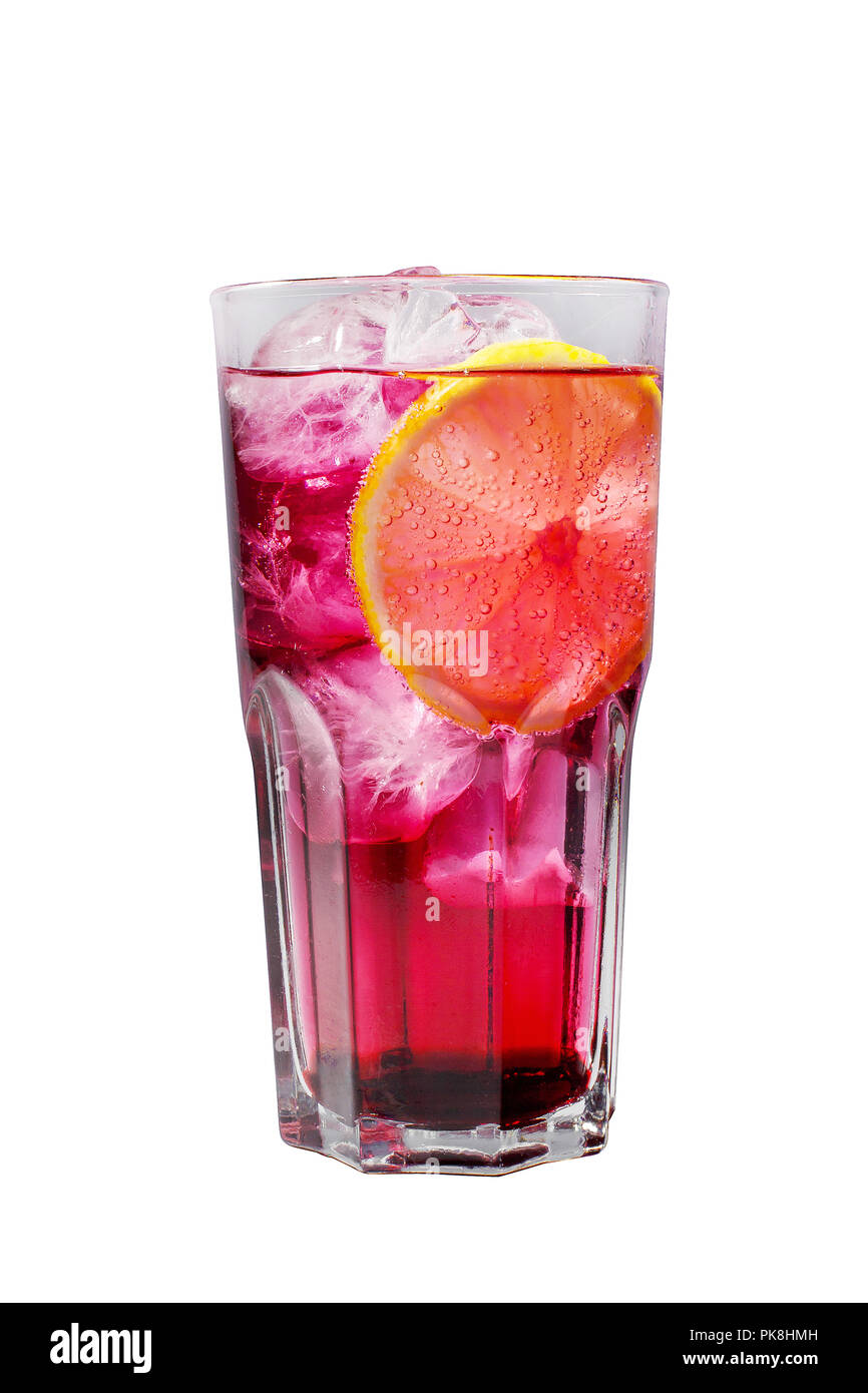 Ein lila, pink transparent Cocktail, erfrischende in ein hohes Glas mit Eiswürfeln und Zitrone in Scheiben schneiden. Seitenansicht isoliert weißer Hintergrund. Getränk für Männer Stockfoto