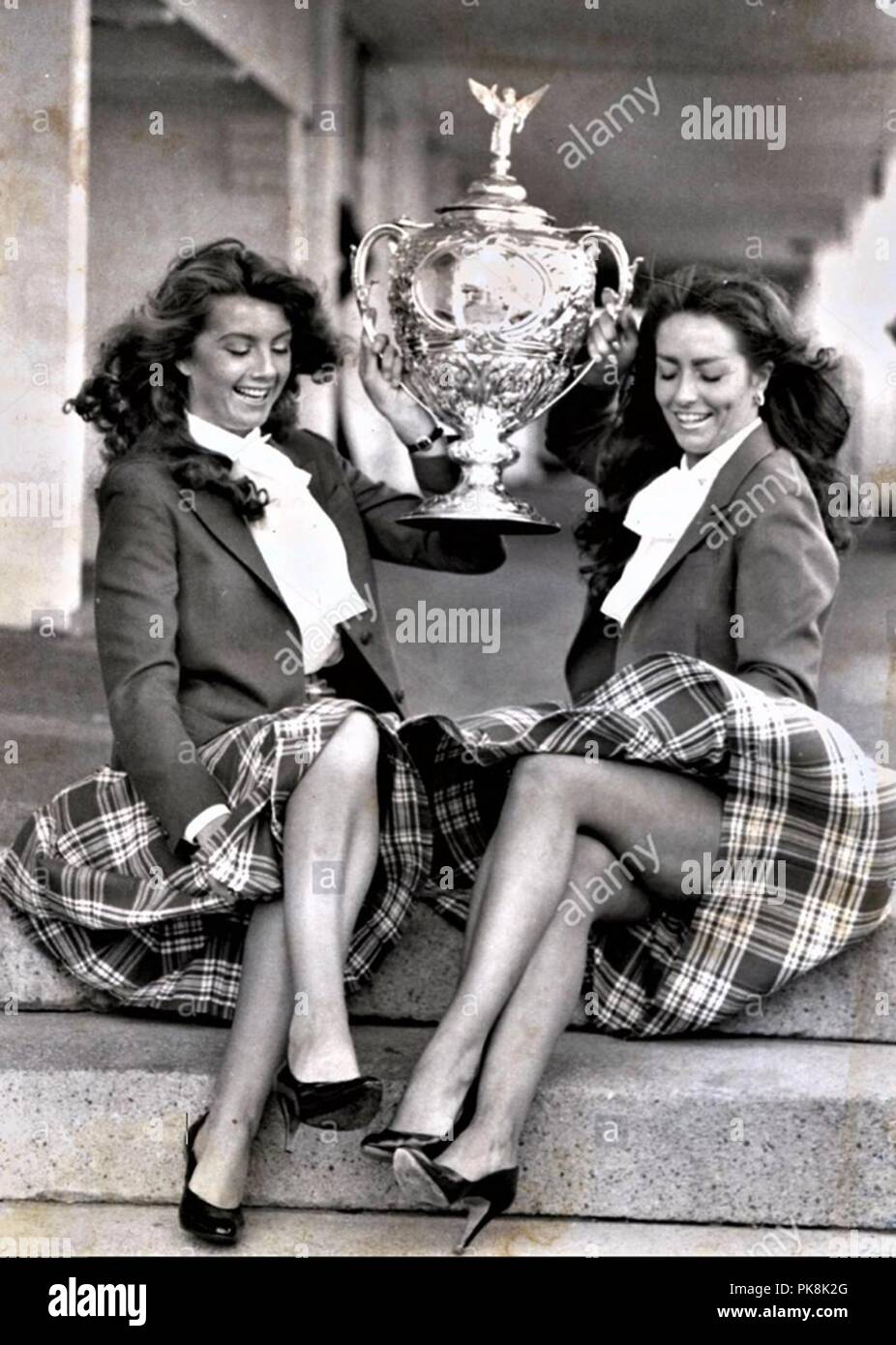 Mädchen Modell mit Rugby League Challenge Cup, einer in einer Marilyn Monroe Stil Stockfoto