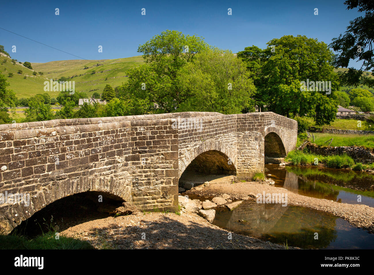 England, Yorkshire, Wharfedale, Buckden, alte Stein' Wahl Brücke" über River Wharfe Stockfoto