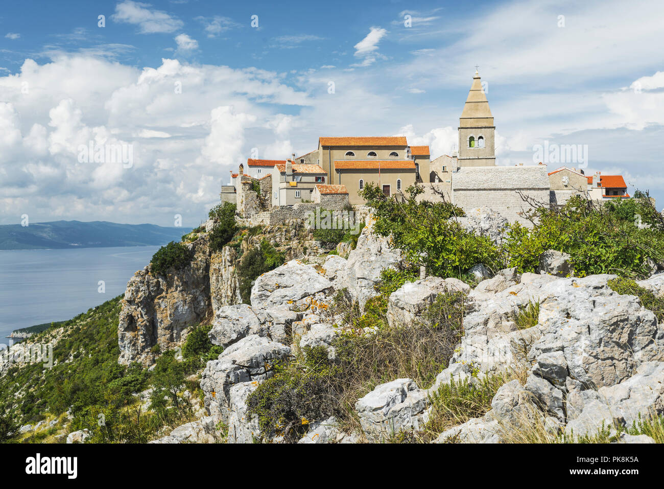 Alte Häuser aus Stein und Kirche der Flüchtling Siedlung Lubenice auf einem felsigen Plateau über dem Meer auf der Insel Cres, Kvarner Bucht, Kroatien Stockfoto