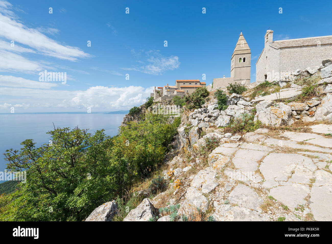 Alte Häuser aus Stein und Kirche der Flüchtling Siedlung Lubenice auf einem felsigen Plateau über dem Meer auf der Insel Cres, Kvarner Bucht, Kroatien Stockfoto