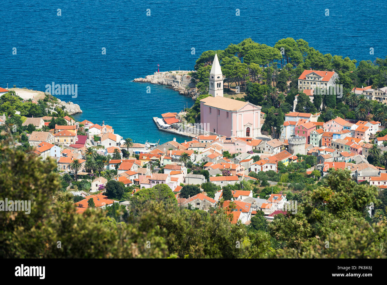 Blick von St. Ivan, der Hafen der Stadt Veli Lošinj mit der Kirche S. Antonio Abate, Losinj, Kvarner Bucht, Kroatien Stockfoto