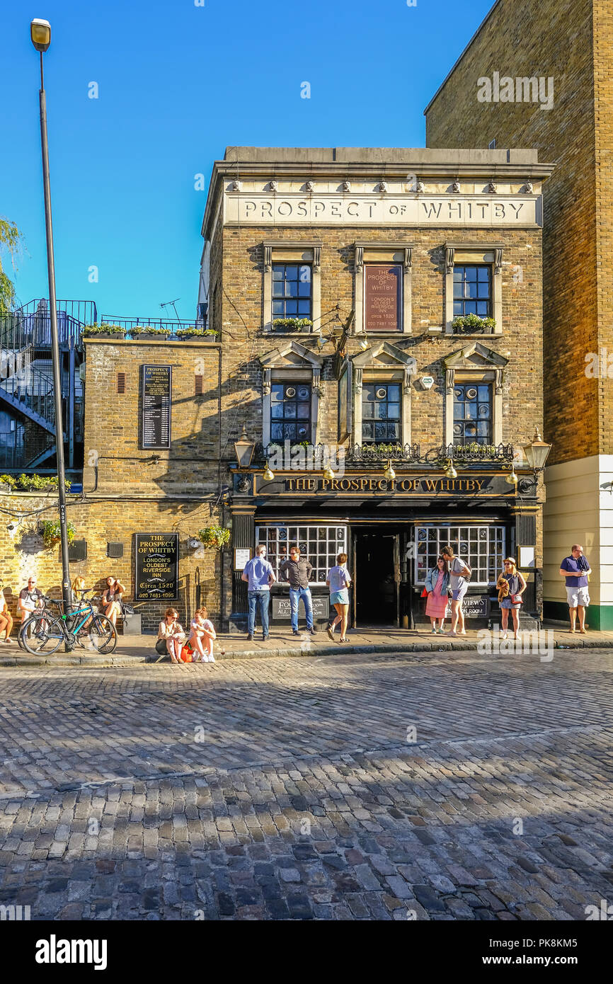 Wapping, London, Großbritannien - 7. Mai 2018: Portraitfotos der Perspektive von Whitby Pub in Wapping mit Menschen in der Sonne draußen. Nachmittag Schuß Witz Stockfoto
