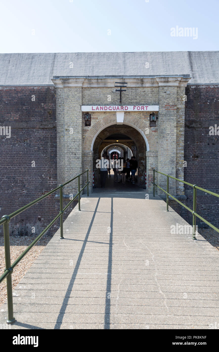 Eingang mit Menschen besuchen Landguard Fort, Felixstowe, Suffolk, England, UK Open Stockfoto