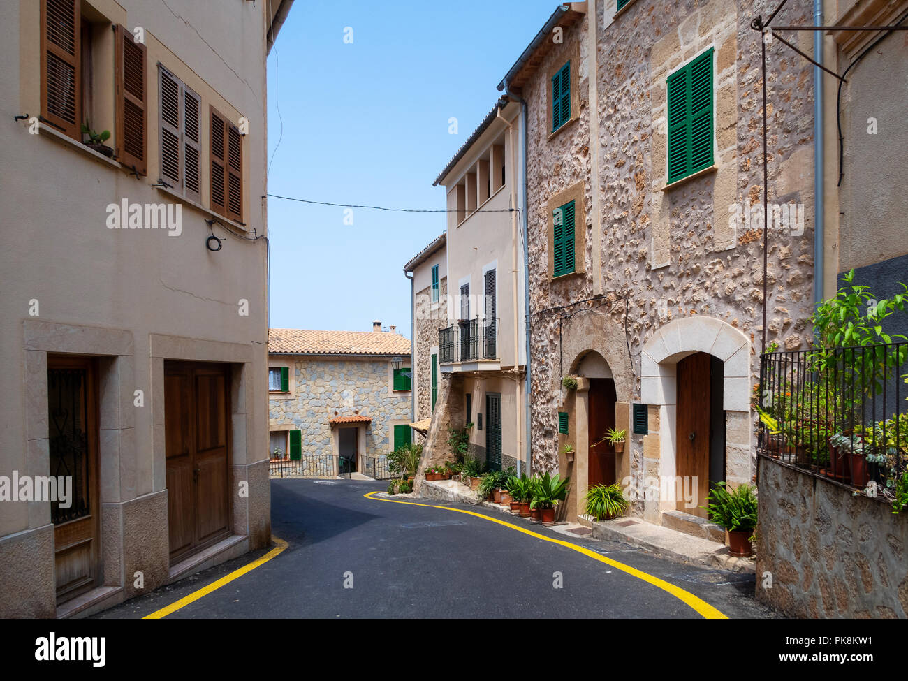 Leere Straße in idyllischen spanischen Dorf Banyalbufar Stockfoto