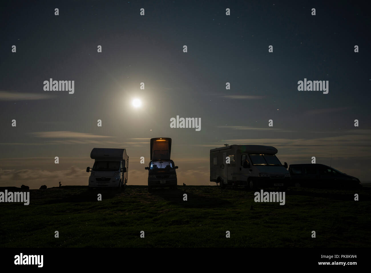 Wohnmobile über Nacht am Arthur's Stone geparkt auf der Halbinsel Gower, South Wales, Großbritannien Stockfoto
