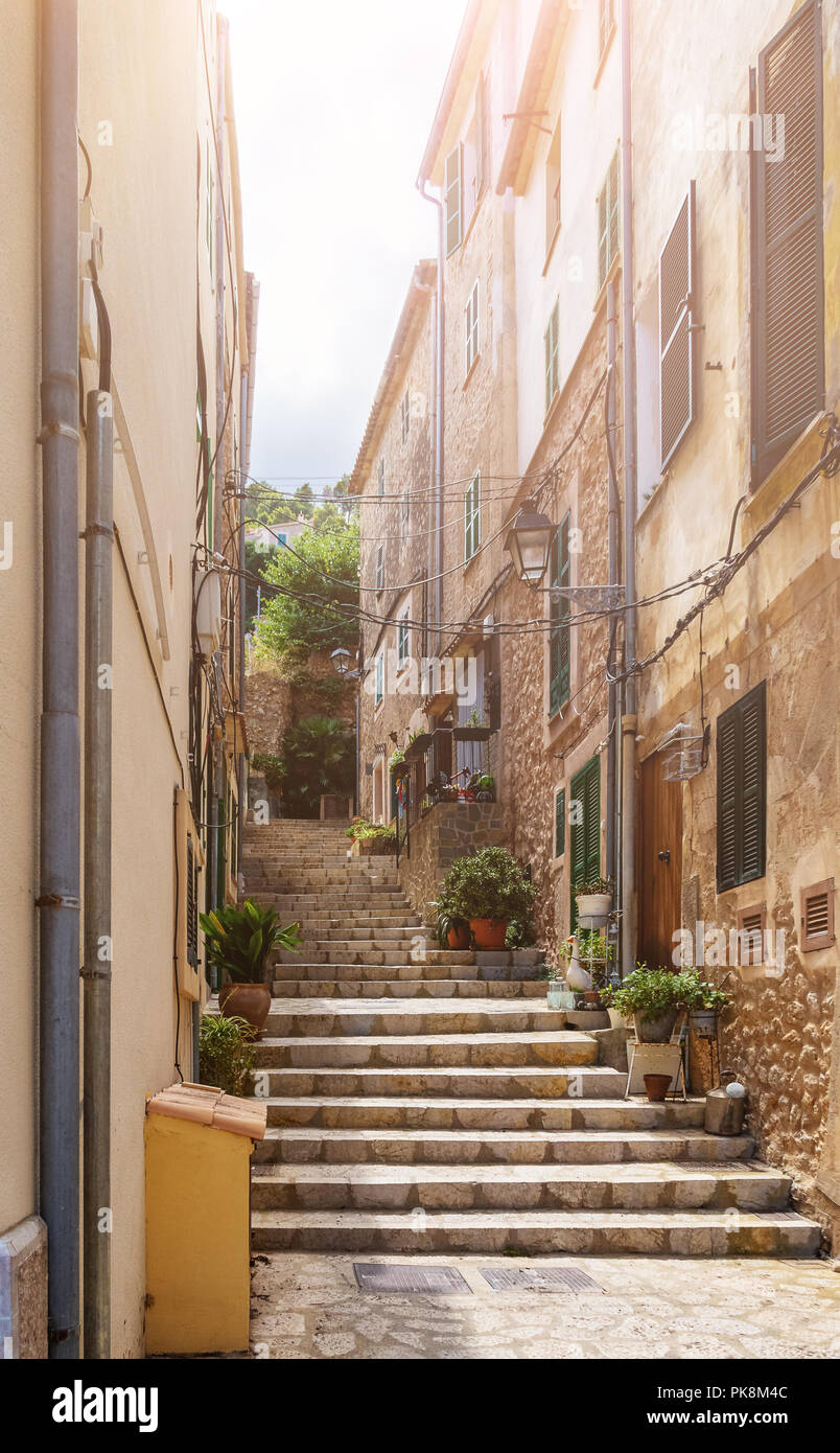 Engen steilen Gasse mit den Schritten im historischen Spanischen Dorf Stockfoto