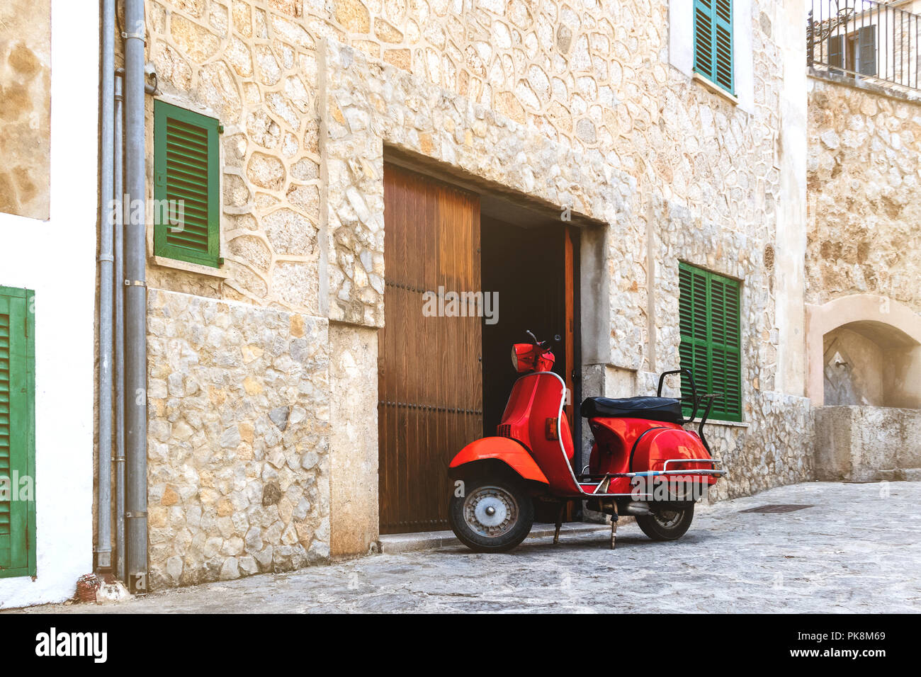 Vintage red Motorroller im historischen Spanischen Dorf geparkt Stockfoto