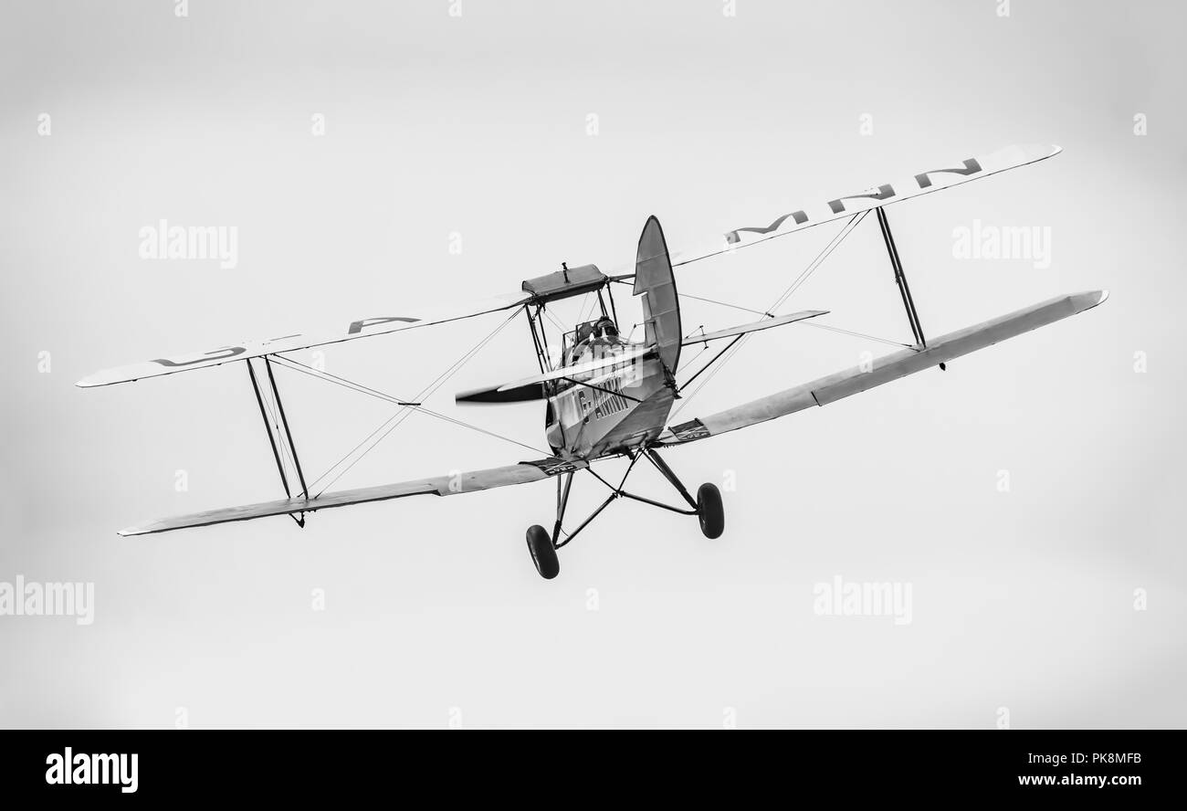 Geist der Pashley, G-AMNN, ein 2-Sitzer single engine Tiger-Moth Bi-plane, Ansicht von hinten, weit weg fliegen, in Großbritannien. B&W Schwarzweiß. Stockfoto