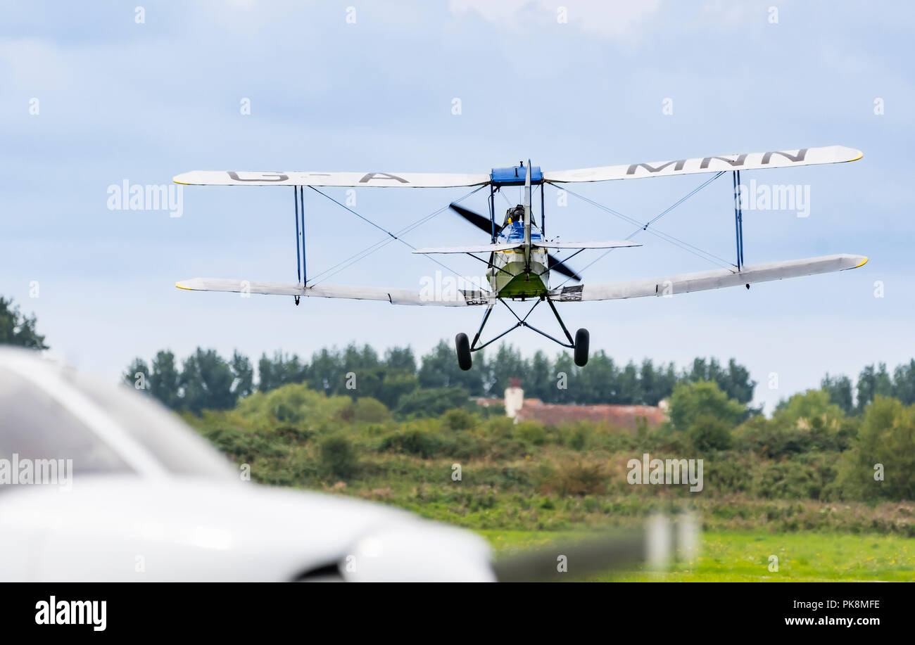 Geist der Pashley, G-AMNN, ein 2-Sitzer Tiger-Moth Bi-Flugzeug in Land kommen. Oldtimer Doppeldecker Landung in England, Großbritannien. Stockfoto
