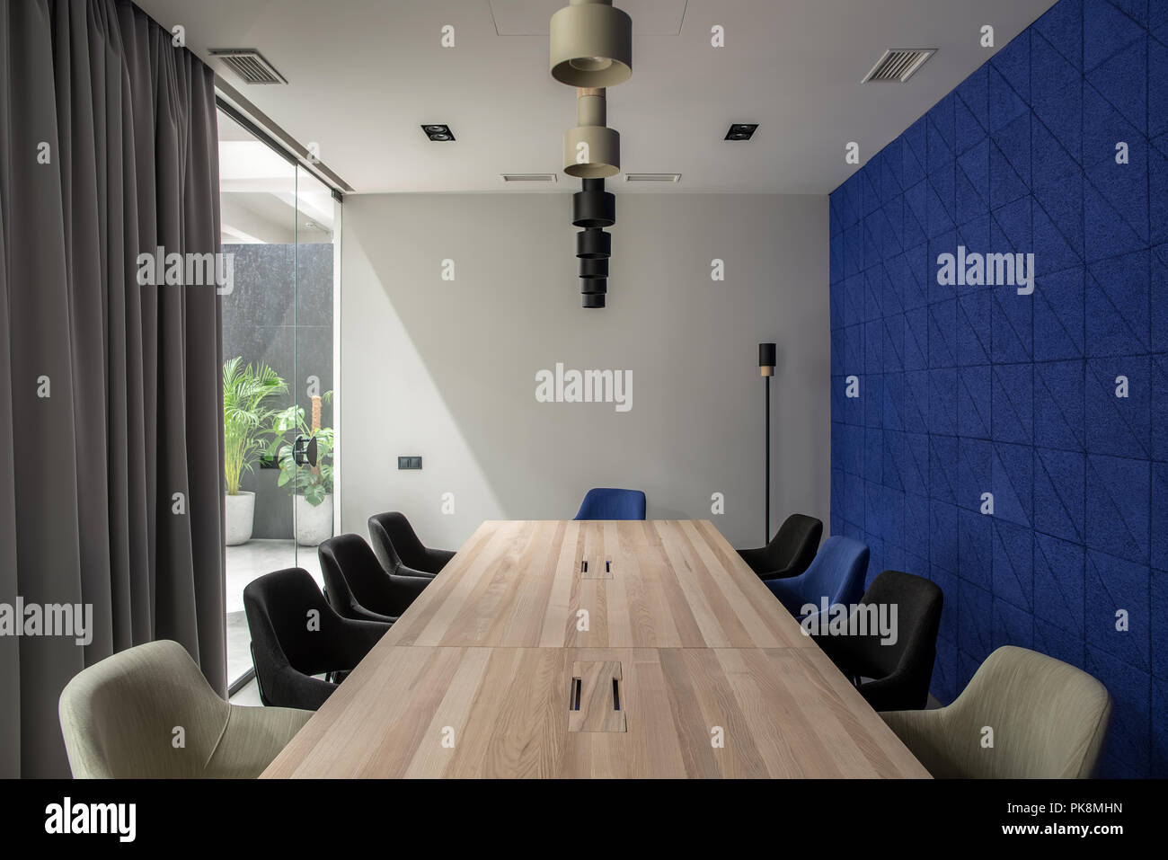 Stilvolles Zimmer mit grauen und blauen Wänden Stockfoto