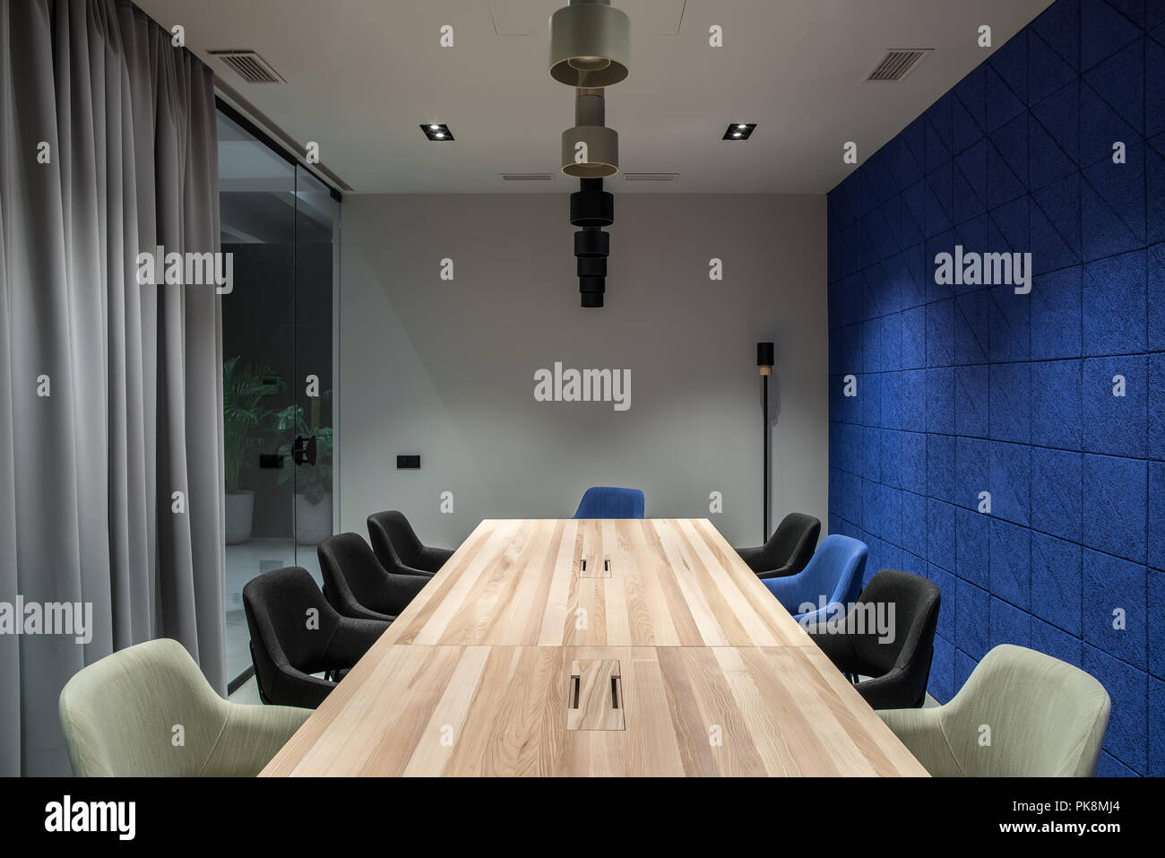 Stilvolles Zimmer mit grauen und blauen Wänden Stockfoto
