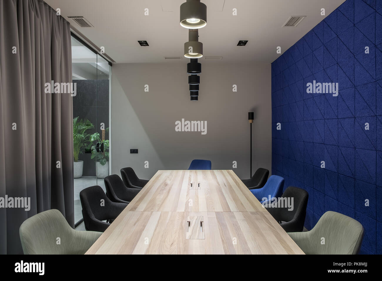 Konferenz von Nizza Zimmer mit grauen und blauen Wänden Stockfoto
