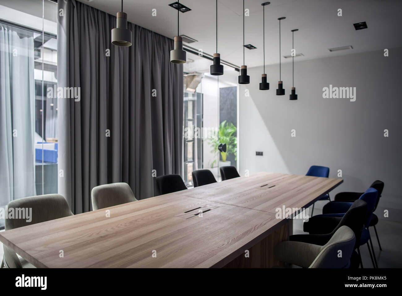 Stilvolles Zimmer mit Grauen und Wände aus Glas Stockfoto