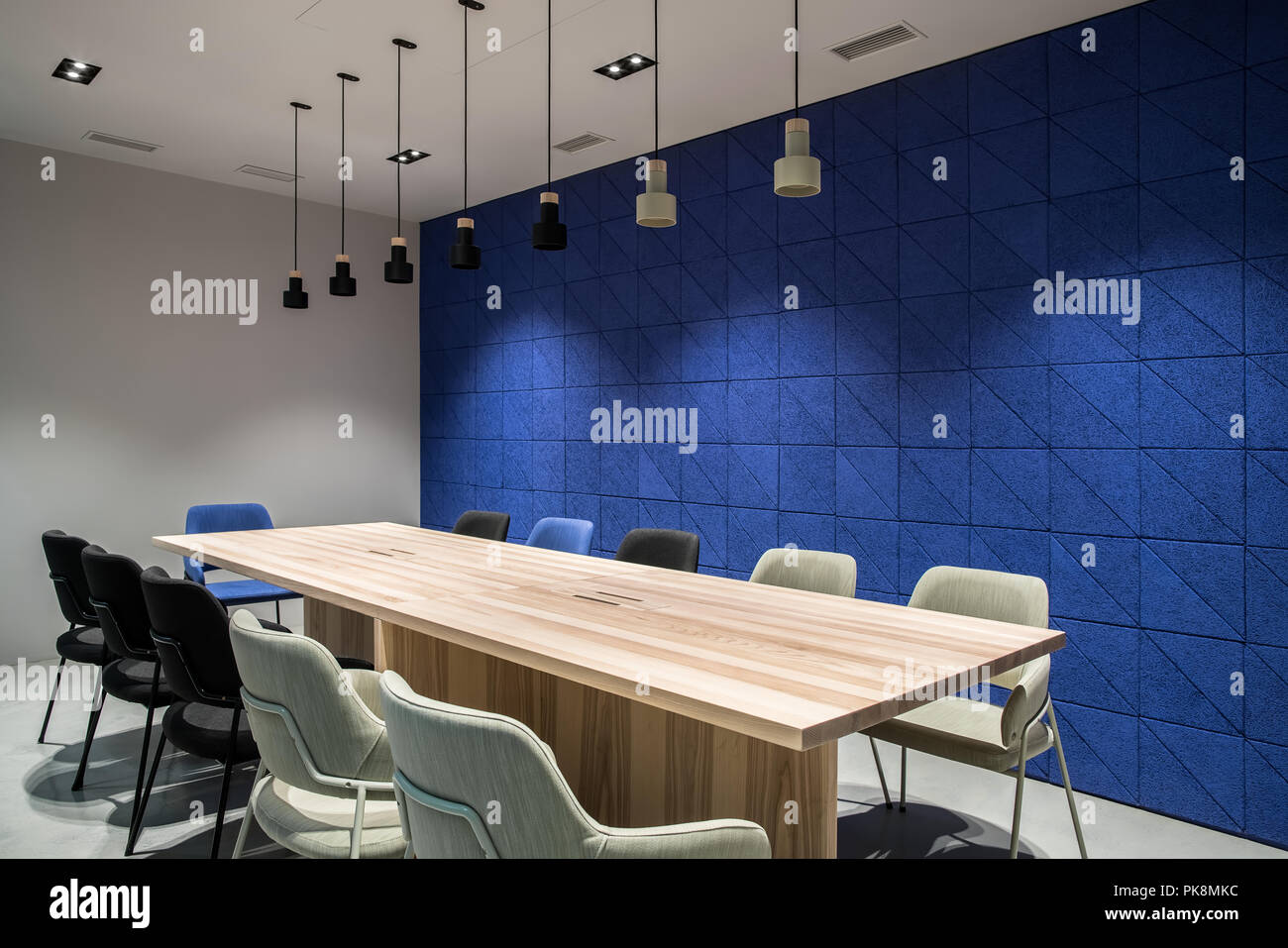 Stilvolles Zimmer mit grauen und blauen Wänden Stockfoto