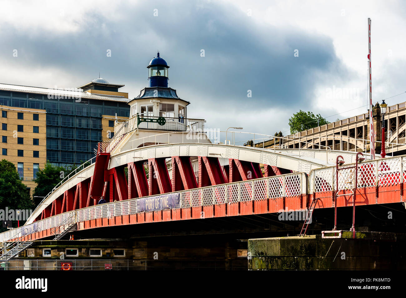 Newcastle upon Tyne, Großbritannien - 27 August 2018: Swing Bridge hydraulischen Brücke über den Fluss Tyne architektonischen Details und Sur Stockfoto