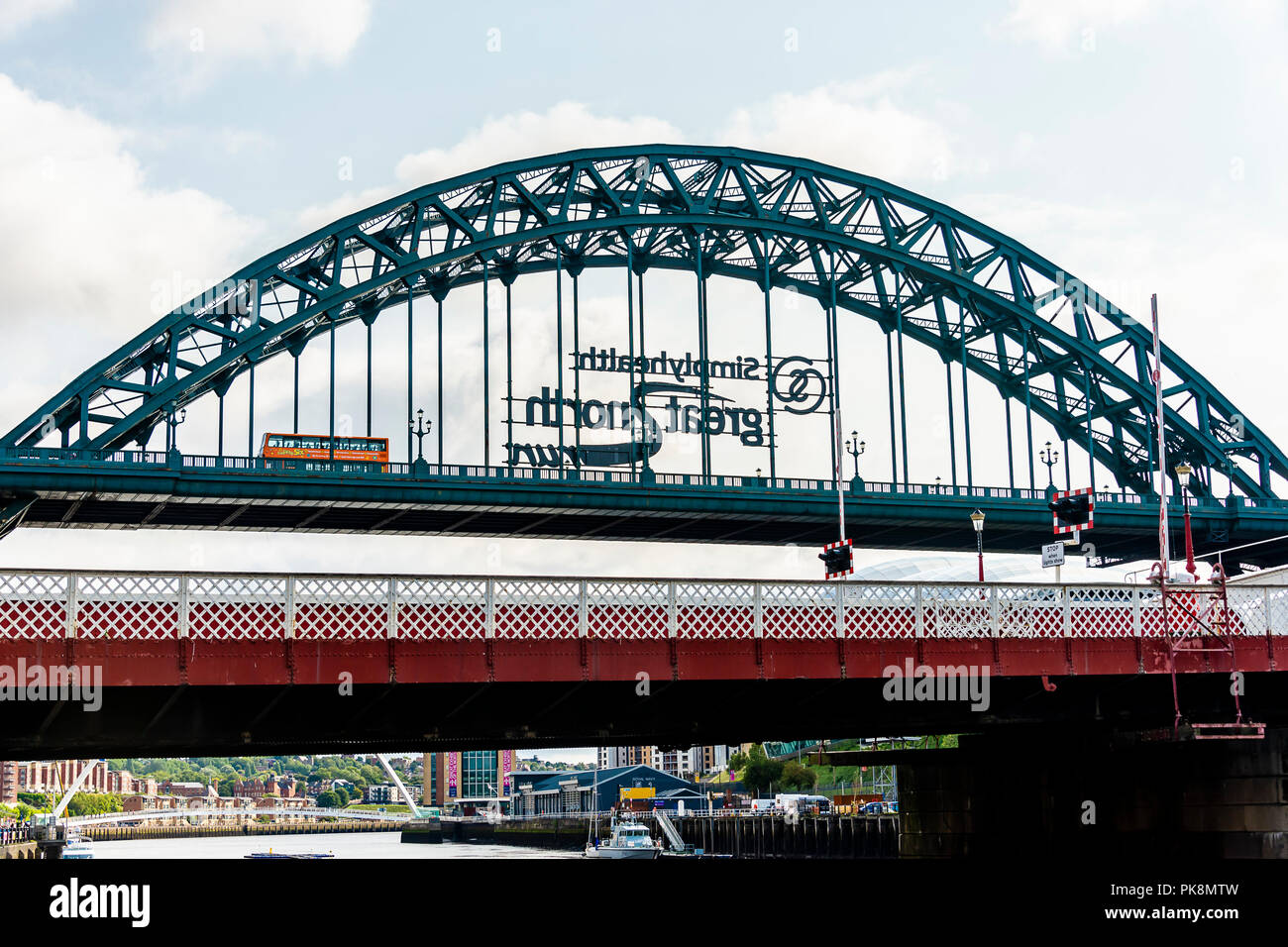 NEWCASTLE UPON TYNE, Großbritannien - 27 August 2018: Tyne Bridge entlang Tyne River, markanten architektonischen mit close-up Detail- und Surr Stockfoto