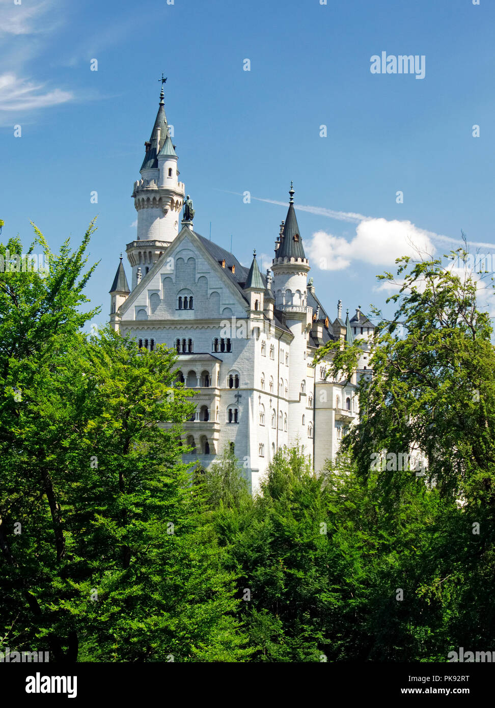 Die atemberaubende Märchenschloss Neuschwanstein Schloss (Schloss Neuschwanstein) oberhalb des Dorfes in der Nähe von Schwangau Füssen, Bayern, Stockfoto