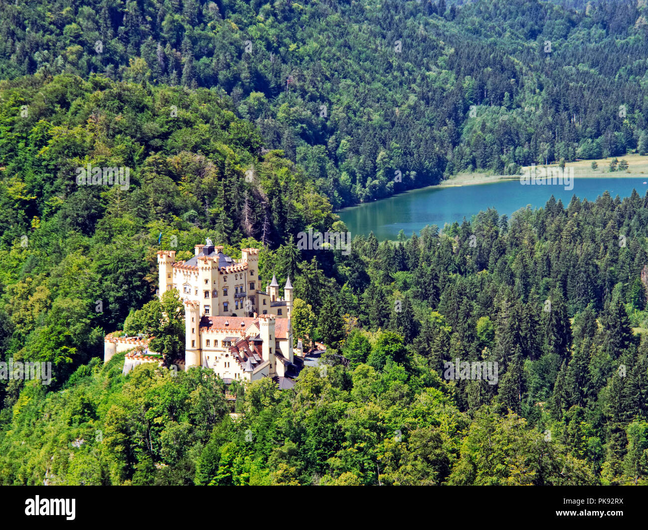 Schloss Hohenschwangau oder Schloss Hohenschwangau ist ein Palast aus dem 19. Jahrhundert im deutschen Ort Hohenschwangau in der Nähe der Stadt Füssen, Bayern. Stockfoto