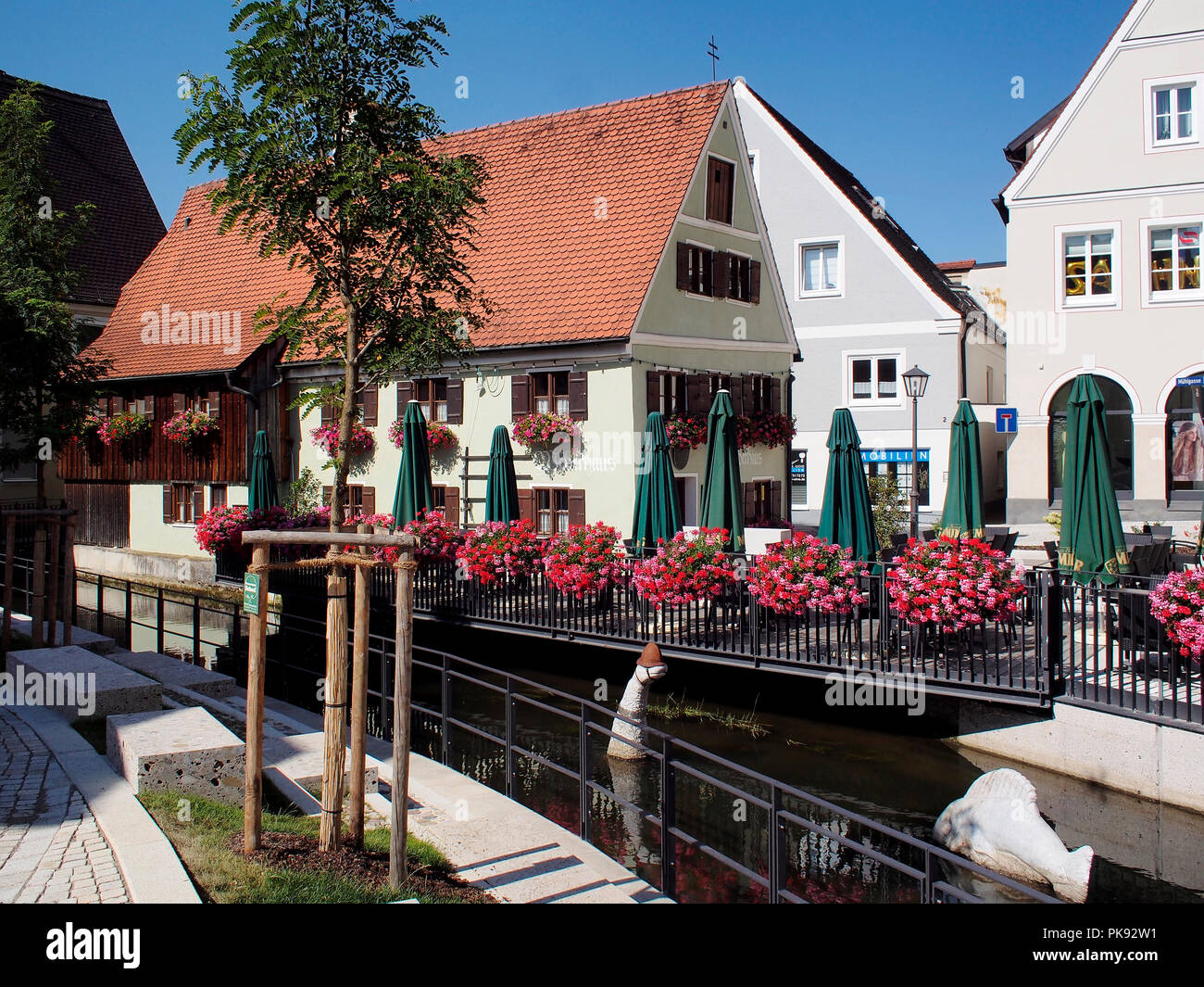 Street Scene auf dem Marktplatz in der Altstadt (Altstadt) von Mindelheim eine schöne kleine Stadt in Schwaben, Bayern, Deutschland. Stockfoto