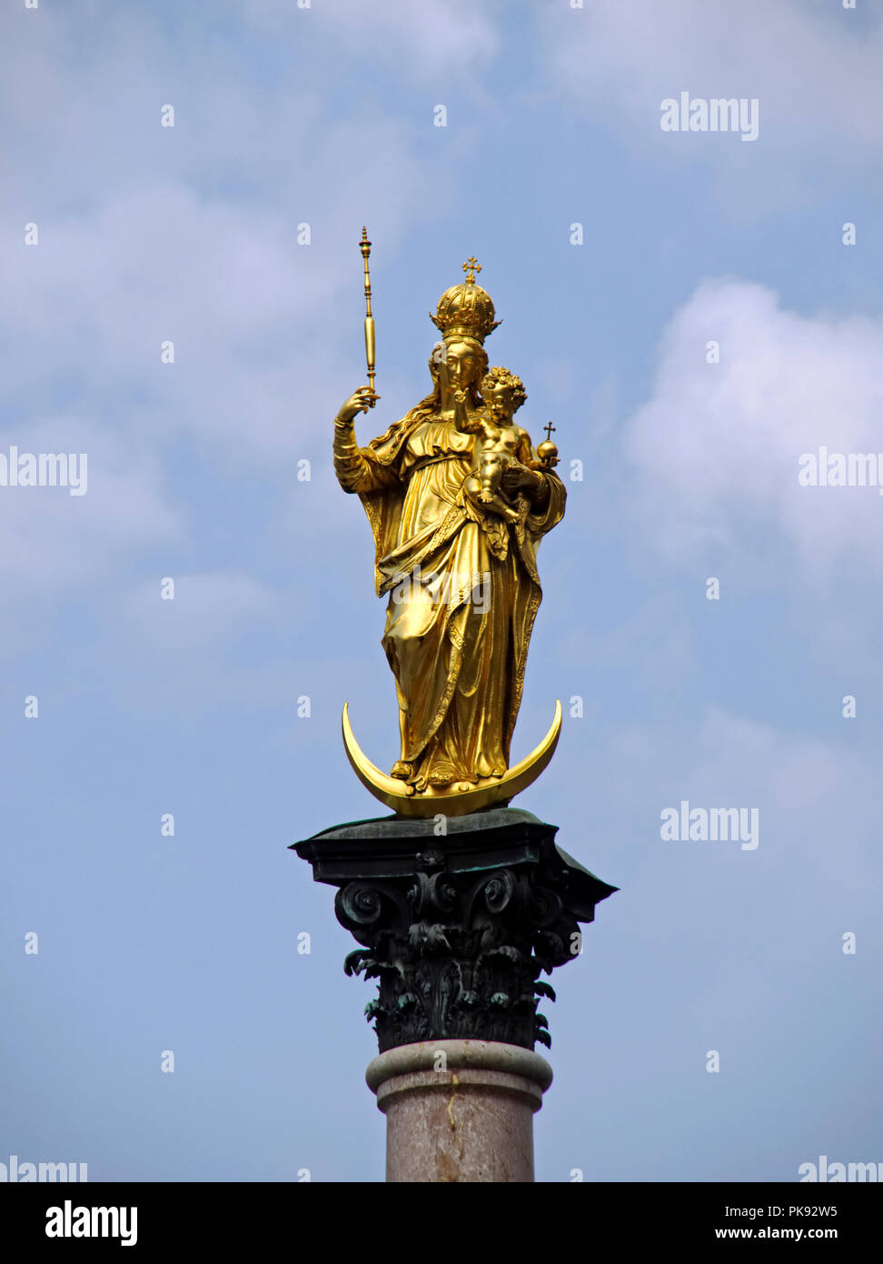 Die goldene Statue der Jungfrau Maria sitzt hoch oben auf dem