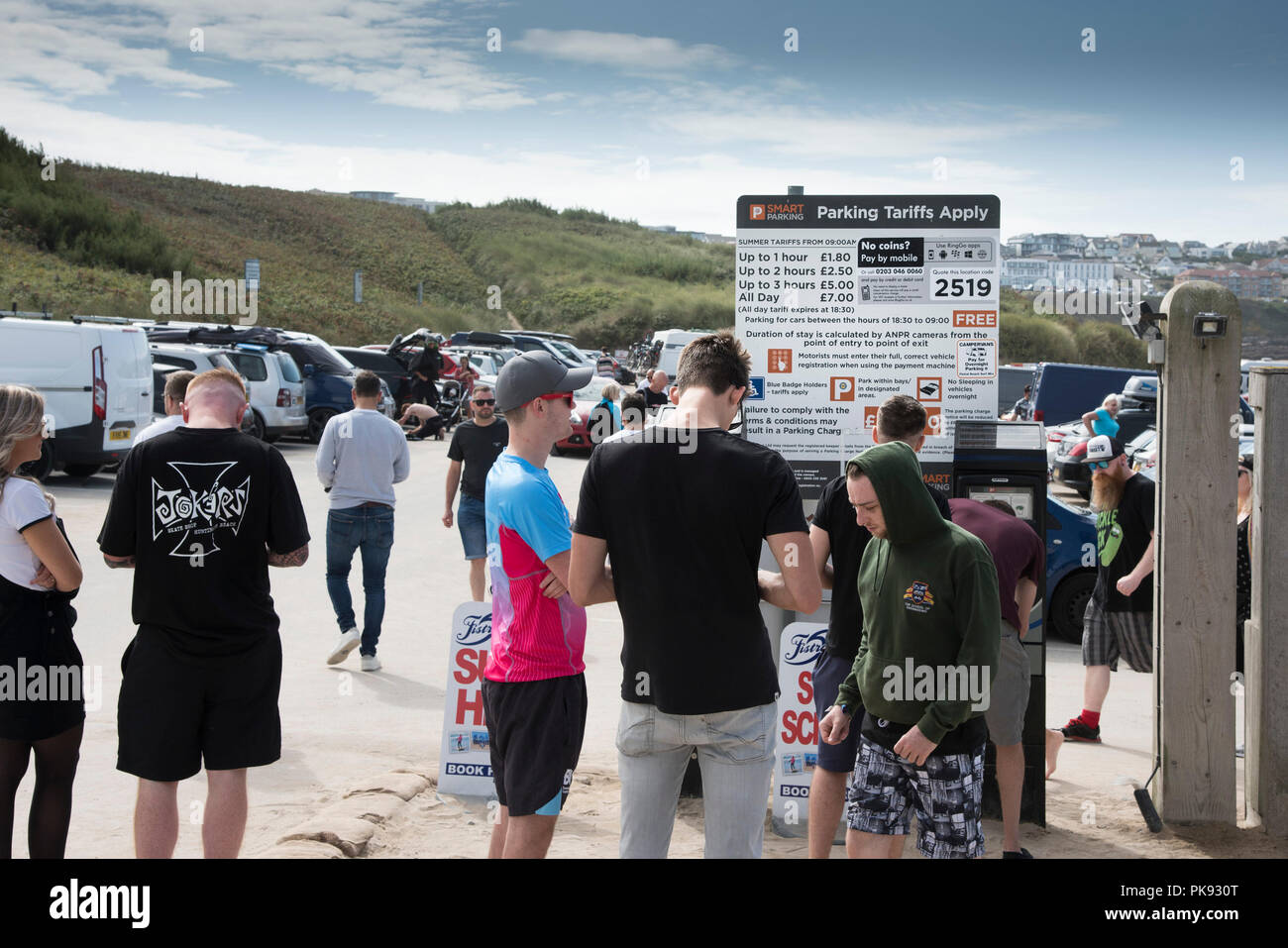 Urlauber, die in der Warteschlange für das Parken auf den Fistral Beach Parkplatz in Newquay Cornwall zu bezahlen. Stockfoto