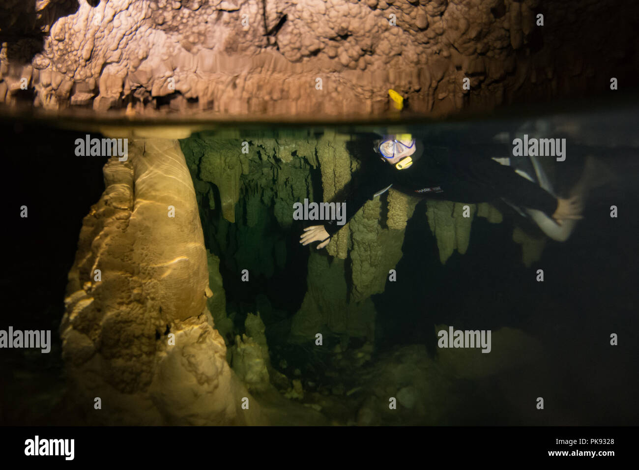Erkunden Sie die fantastische Unterwasserwelt Grotte Höhle mit Stalaktiten in dem Schwingen der Coral Insel Makatea in Französisch-Polynesien Stockfoto