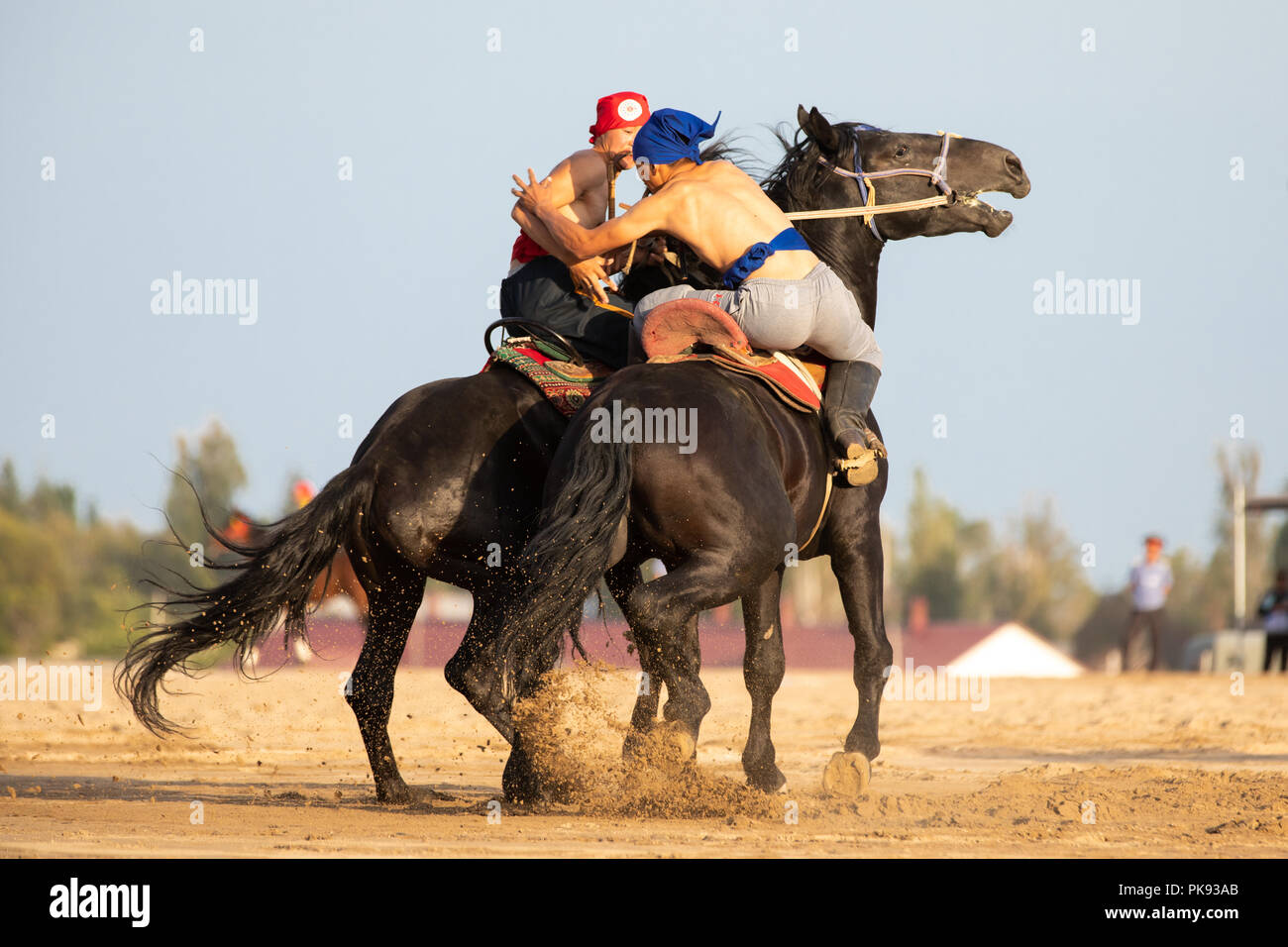 Stadt Cholpon-Ata, Kirgisistan - Sep 5, 2018: Zwei Männer konkurrieren in Er-enish (traditionelle kirgisische Reiter Wringen) Gleiches während 2018 weltweit Nomad Spiele. Stockfoto