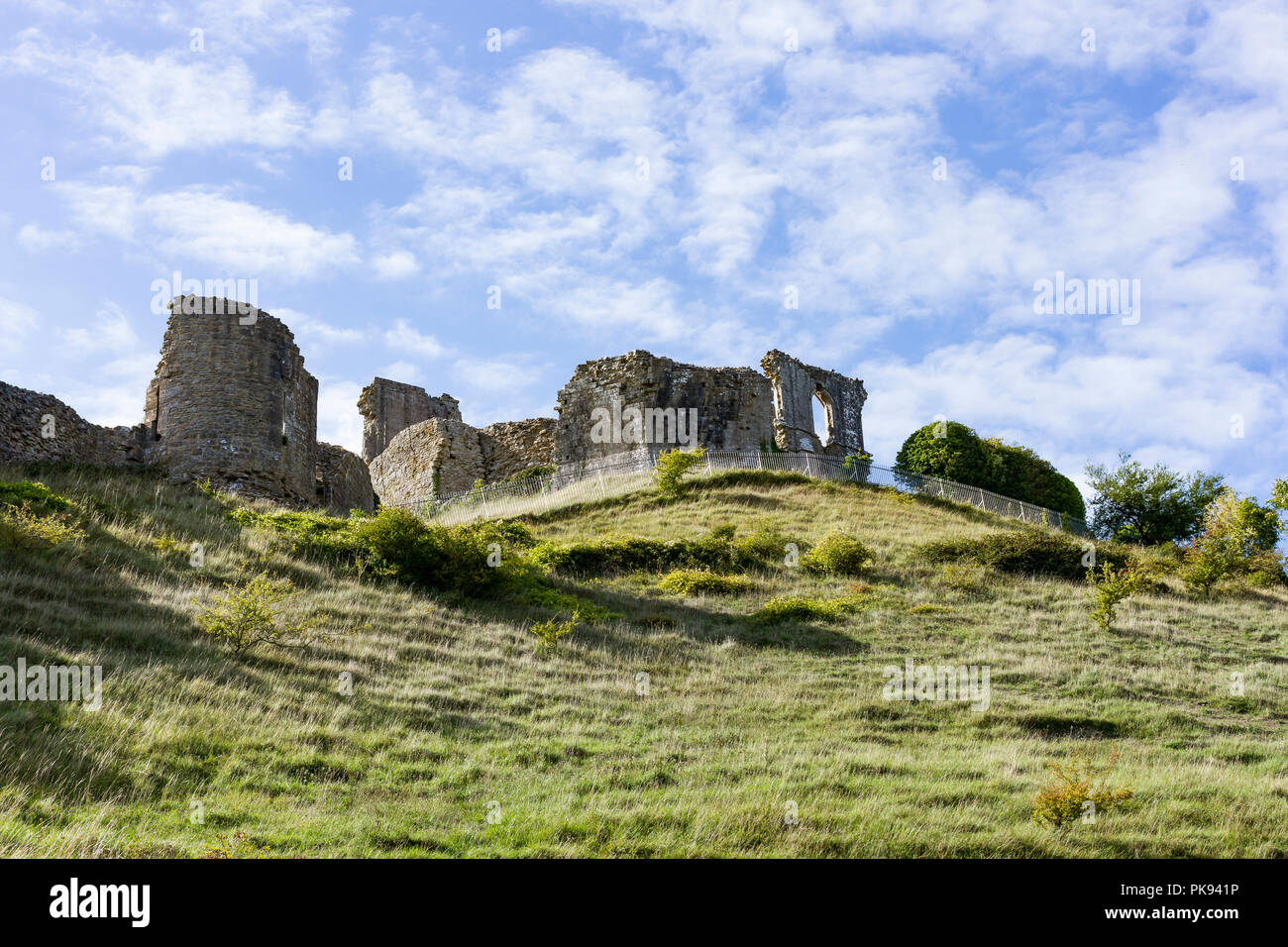Corfe Castle, mit Blick auf die Burgruine von der öffentlichen Straße unten, Dorset, Großbritannien Stockfoto