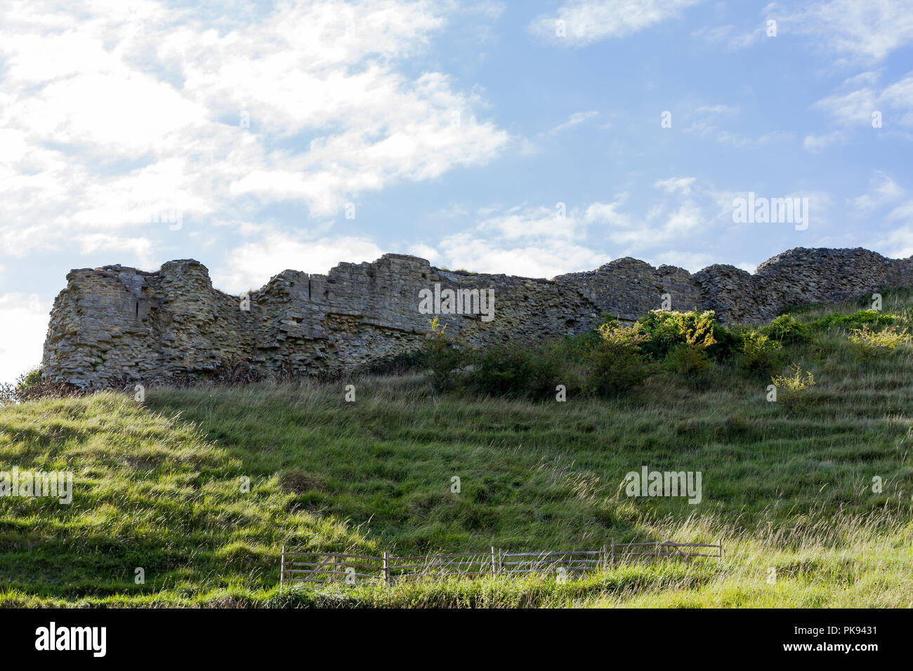 Corfe Castle Ruinen von der öffentlichen Straße unten, Dorset, Großbritannien gesehen Stockfoto