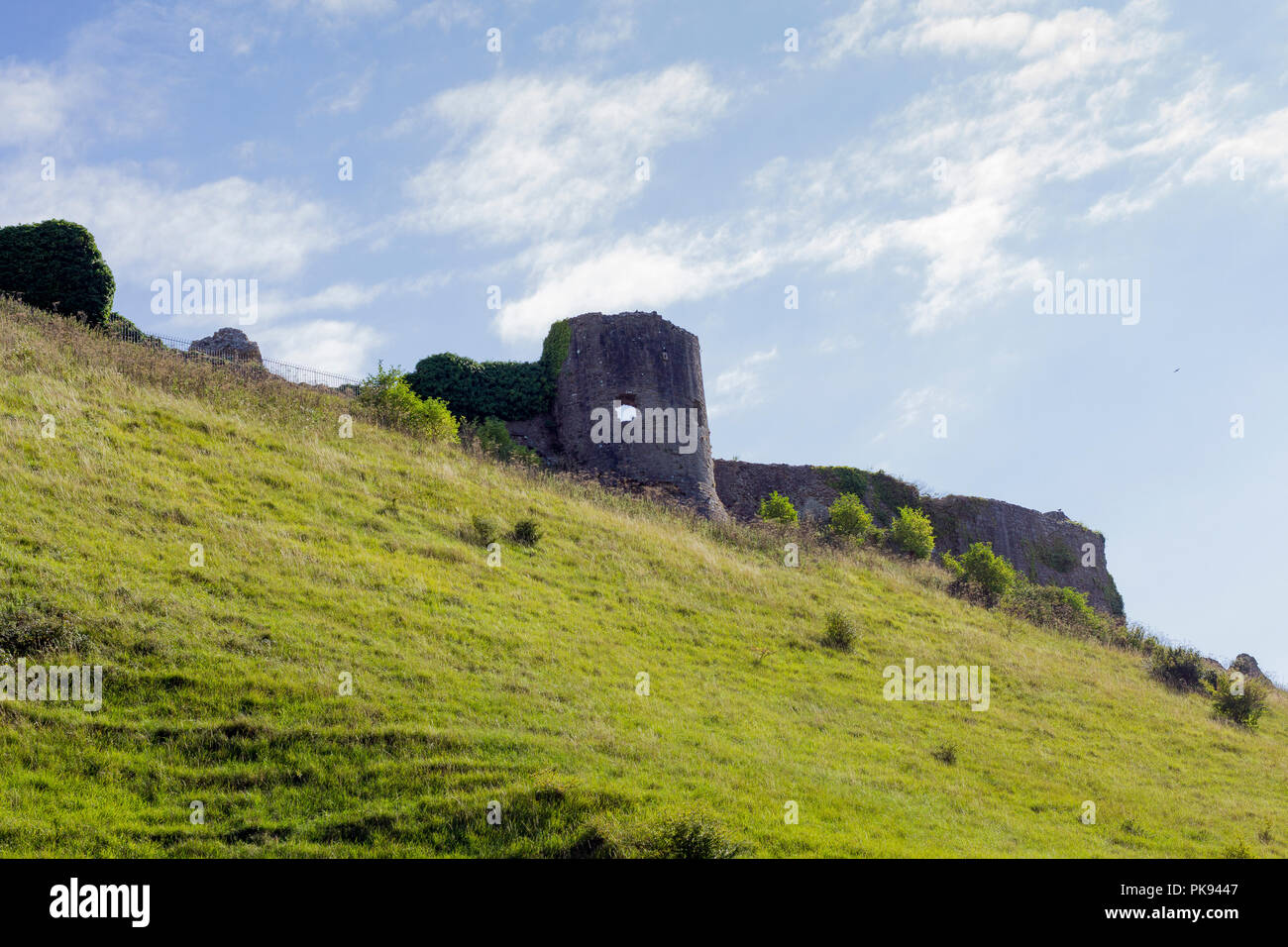 Corfe Castle, hochgestellte Ruinen von der öffentlichen Straße unten, September 2018, Dorset, Großbritannien gesehen Stockfoto