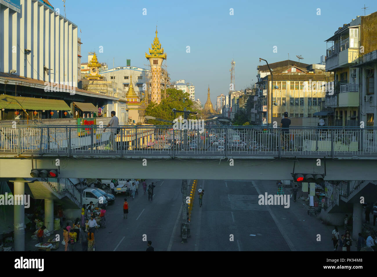 Mahabandoola Street, Sule Pagode und Uhrturm in Yangon, Myanmar Stockfoto