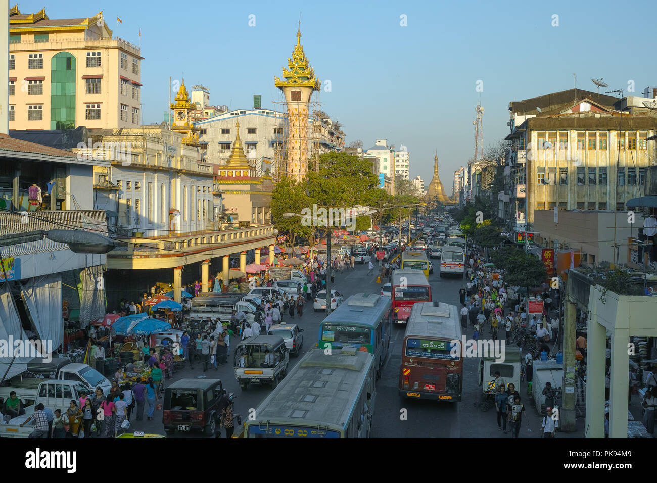 Mahabandoola Street, Sule Pagode und Uhrturm in Yangon, Myanmar Stockfoto