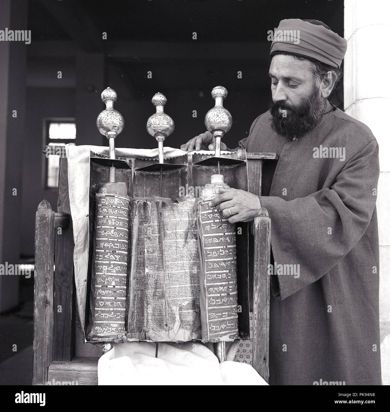 1950, historische, eine orthodoxe Türkische Priester mit alten Schriftrollen. Stockfoto