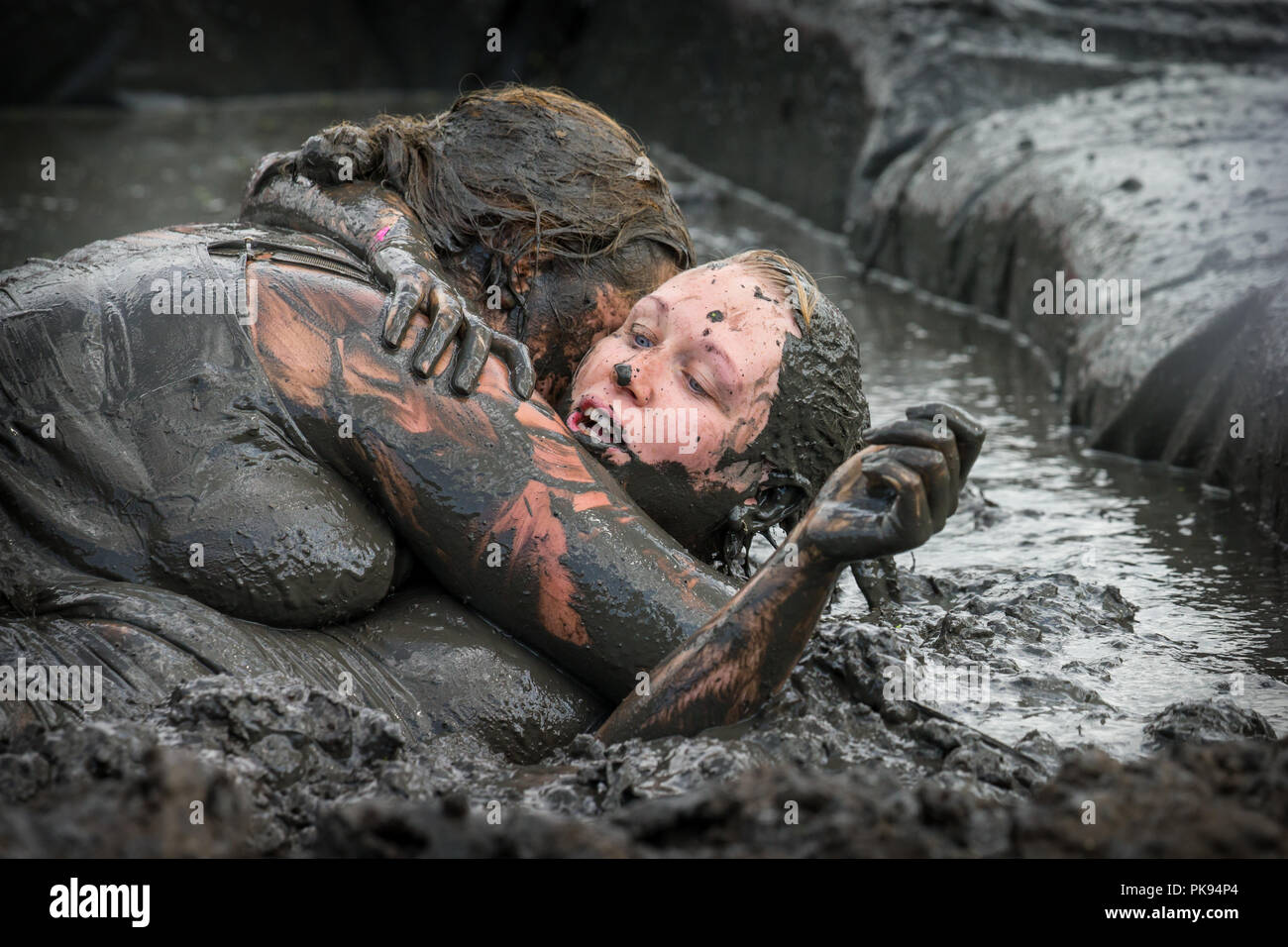 Mud wrestling women -Fotos und -Bildmaterial in hoher Auflösung – Alamy