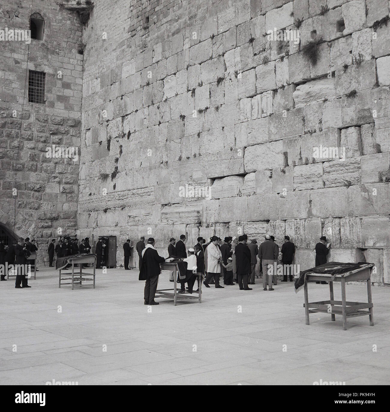 1950, historische, jüdische Menschen, die von der westlichen Mauer in der Altstadt von Jerusalem. Von 1948 diese heilige religiöse Stätte für das Jüdische Volk wurde unter jordanischer Herrschaft und dies dauerte bis 1967. Stockfoto