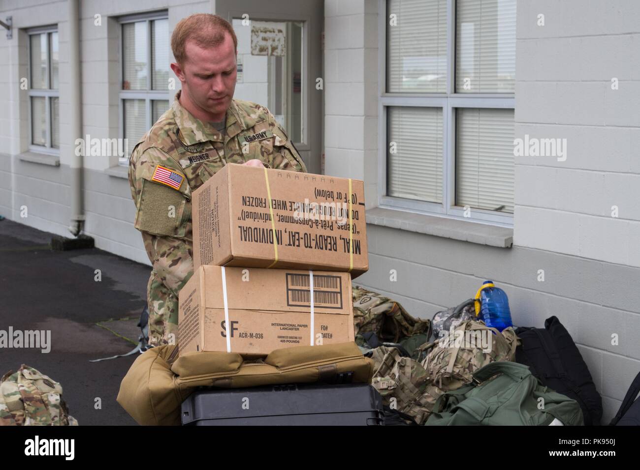 Soldaten aus UH-60 Black Hawk Flugzeugbesatzungen, 25 Combat Aviation Brigade, 25 Infanterie Division, Washington, Vorbereiten zum Verteidigungsministerium Unterstützung Missionen, die Federal Emergency Management Agency als Teil der Gemeinsamen Task Force 5-0 am 12.08.26, 2018, 26. August 2018. Diese Task Force wurde eingerichtet, um die Auswirkungen von Hurrikan Lane auf Hawaii zu reagieren. Der lokalen und staatlichen Behörden von Hawaii, durch JTF 5-0 beantragt, HH-60M Black Hawk Hubschraubern mit Hebezeug Fähigkeit lokaler Behörden mit Wiederherstellungs Operationen auf der Insel von Hawaii zu unterstützen. JTF 5-0 ist eine gemeinsame Aufgabe von Stockfoto