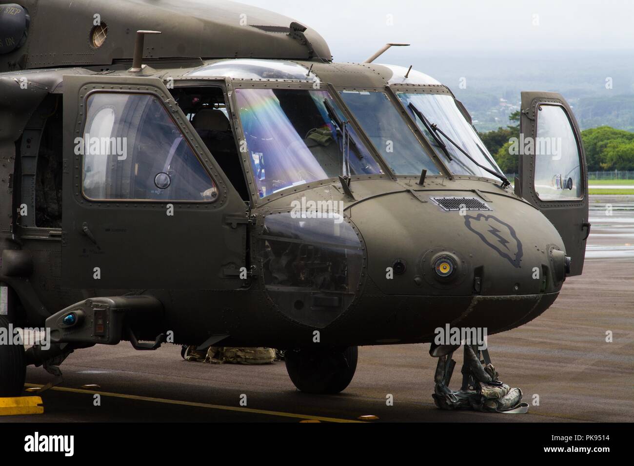 Soldaten aus UH-60 Black Hawk Flugzeugbesatzungen, 25 Combat Aviation Brigade, 25 Infanterie Division, Washington, Vorbereiten zum Verteidigungsministerium Unterstützung Missionen, die Federal Emergency Management Agency als Teil der Gemeinsamen Task Force 5-0, August 26, 2018. Diese Task Force wurde eingerichtet, um die Auswirkungen von Hurrikan Lane auf Hawaii zu reagieren. Der lokalen und staatlichen Behörden von Hawaii, durch JTF 5-0 beantragt, HH-60M Black Hawk Hubschraubern mit Hebezeug Fähigkeit lokaler Behörden mit Wiederherstellungs Operationen auf der Insel von Hawaii zu unterstützen. JTF 5-0 ist eine gemeinsame Task Force durch ein Dual-LED Stockfoto