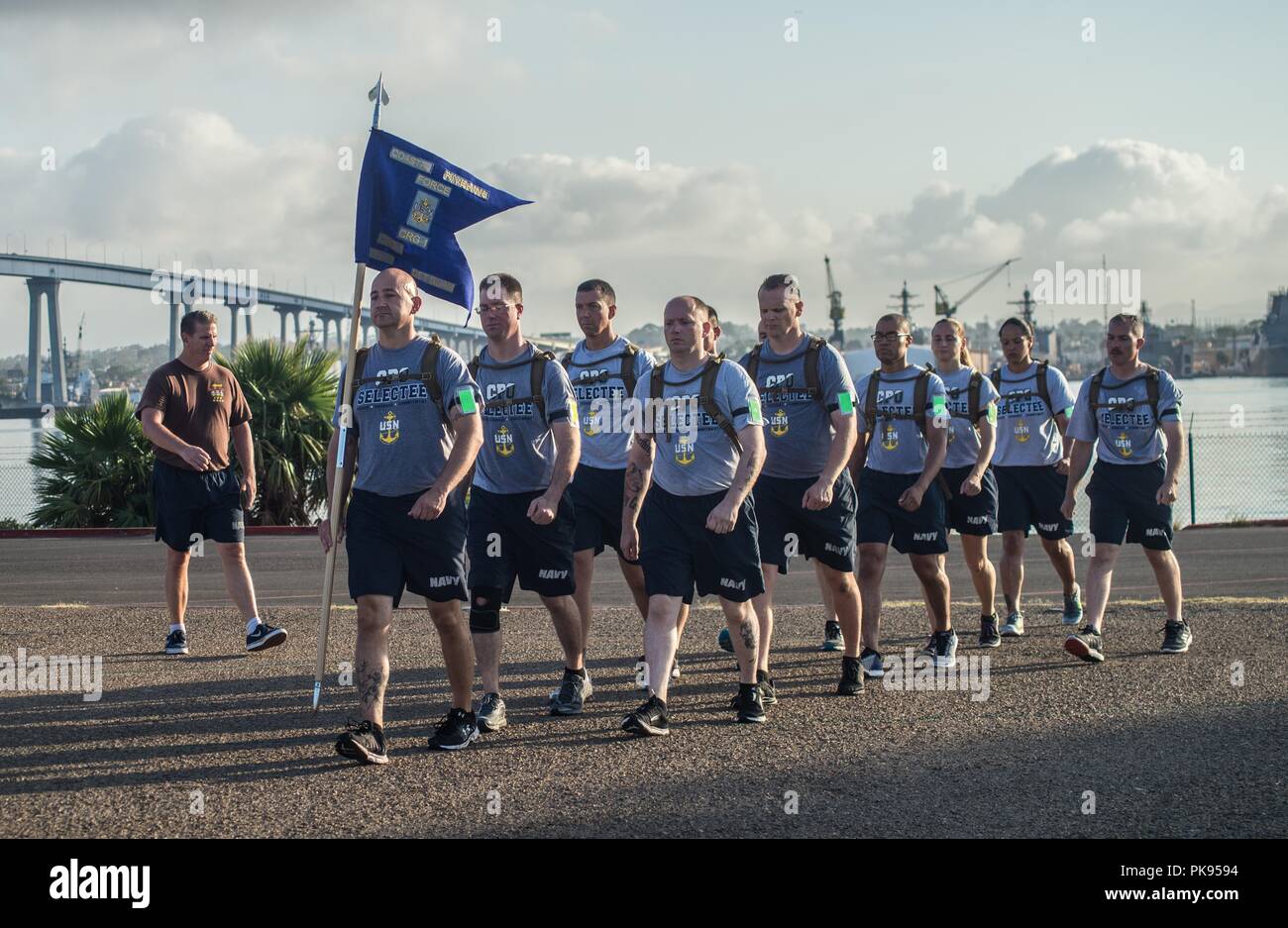 180813-N-NT 795-863 Coronado, Kalifornien (13. August 2018) Chief Master-at-Arms Douglas Dawson von Coastal Riverine Group (CRG) (1), führt die grundlegende Bildung Bohrer zu Chief Petty Officer (CPO) selectees bei CPO Einleitung onboard Naval Amphibious Base Coronado, 12. August 2018 zugewiesen. CPO Initiation ist eine professionelle Aus- und Weiterbildung Umwelt, die beginnt, wenn die Ansage freigegeben wird, und Zeit-Tradition auf der Team-/Personen als Führer von Integrität, Verantwortlichkeit, Initiative und Zähigkeit konzentrierte sich geehrt. (U.S. Marine Foto von Chief's Bootsmann Mate Nelson Doromal Jr/Releas Stockfoto