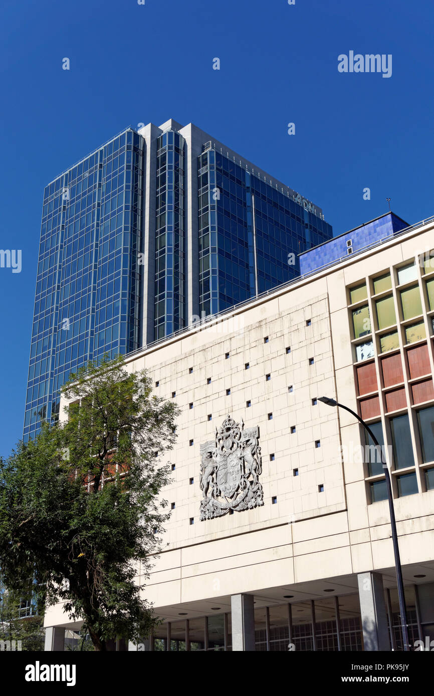 Alte Post und Bank von Montreal BMO Turm in der Innenstadt von Vancouver, BC, Kanada Stockfoto