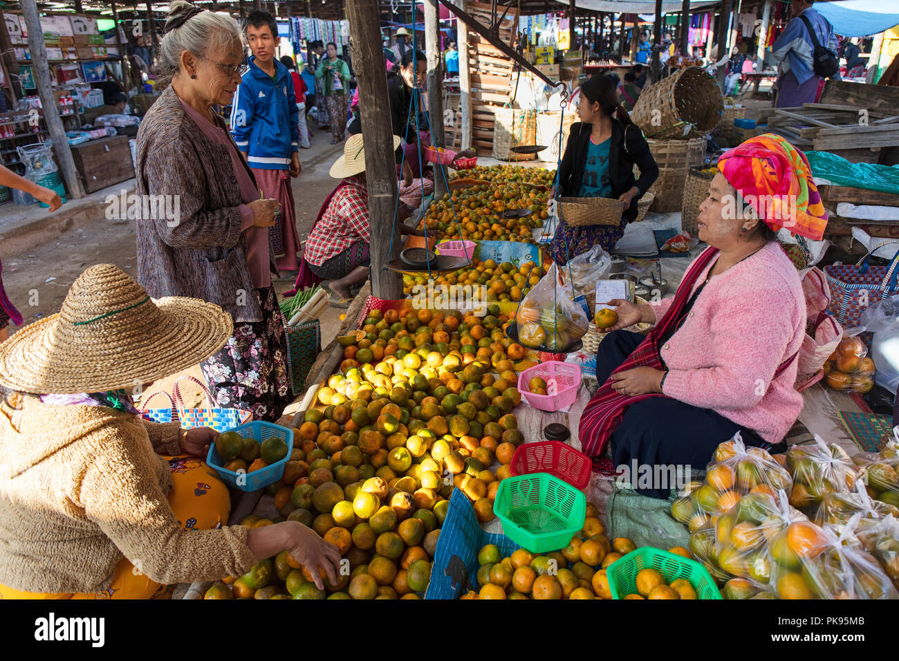 Ein obststand an der Phaung Daw OO Markt. Inle See, Myanmar (Birma). Stockfoto