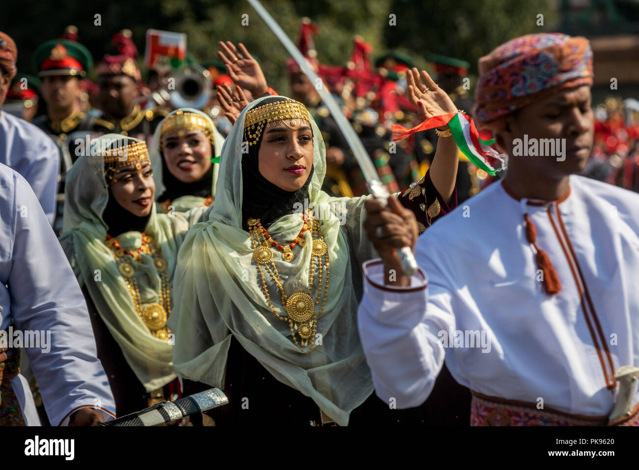 Traditionelle beduinische Tanz an der Hochzeit während einer Leistung des militärischen Band des Royal Guard von Oman Land in Moskau Stockfoto