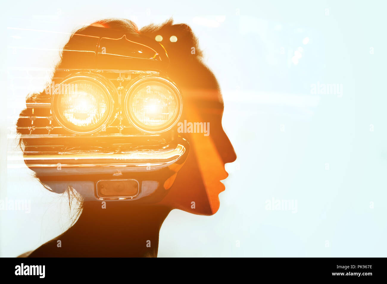 Schöne junge Frau und Old School. Auto Shop Konzept. Stockfoto