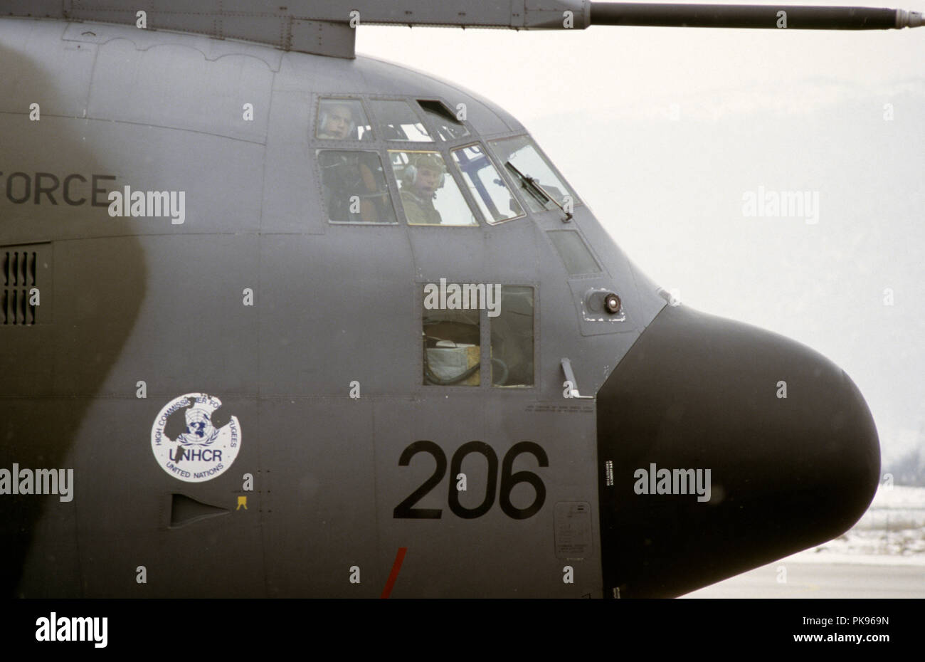 8. März 1993 während der Belagerung von Sarajevo: als Schnee fällt, eine britische Royal Air Force Lockheed C-130 Hercules Verkehrsmittel Flugzeug hat gerade am Flughafen von Sarajevo landete. Die Crew peer aus dem Cockpit wie es geht. Stockfoto