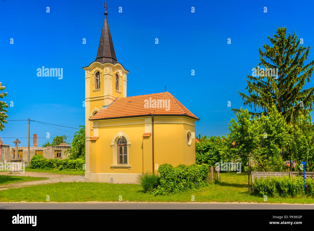 Malerische Aussicht am gelben katholische Kirche in der Region Zagorje, Kroatisch beliebte Reise Orte. Stockfoto