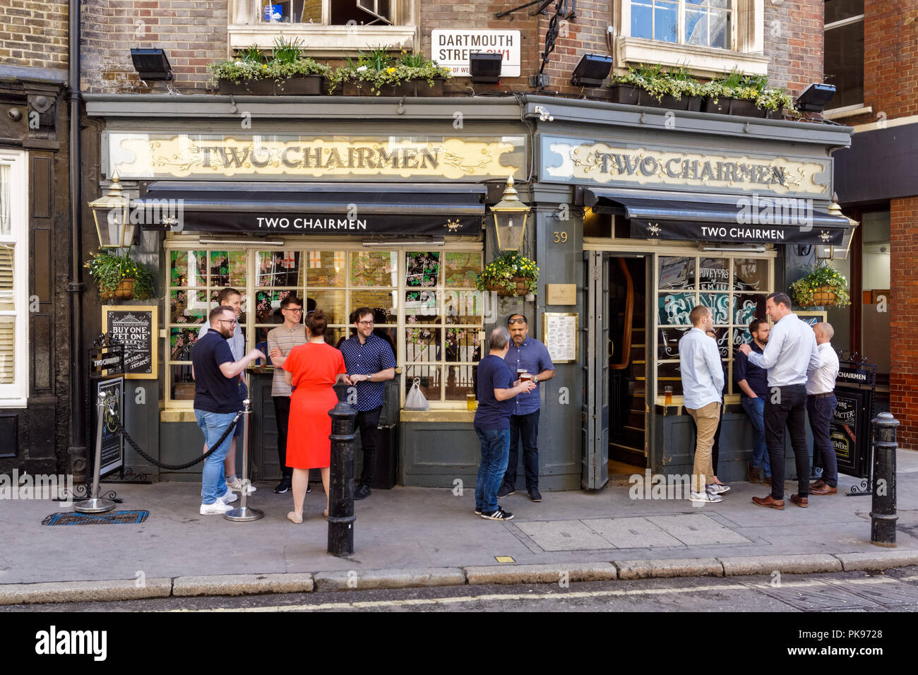 Die Leute trinken außerhalb der beiden Vorsitzenden Pub in Westminster, London England United Kingdom UK Stockfoto