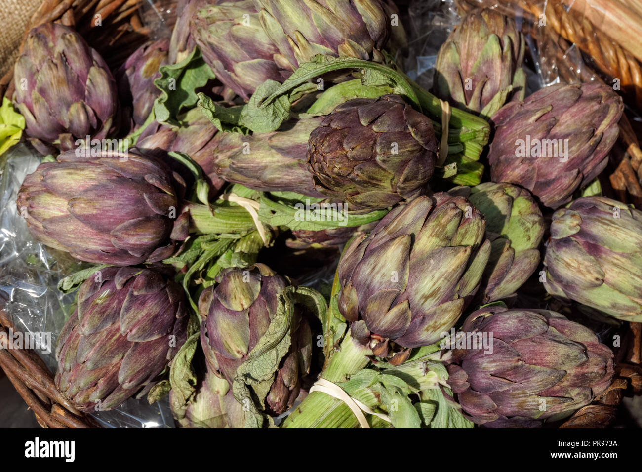 Artischocken auf dem lokalen Markt Stockfoto