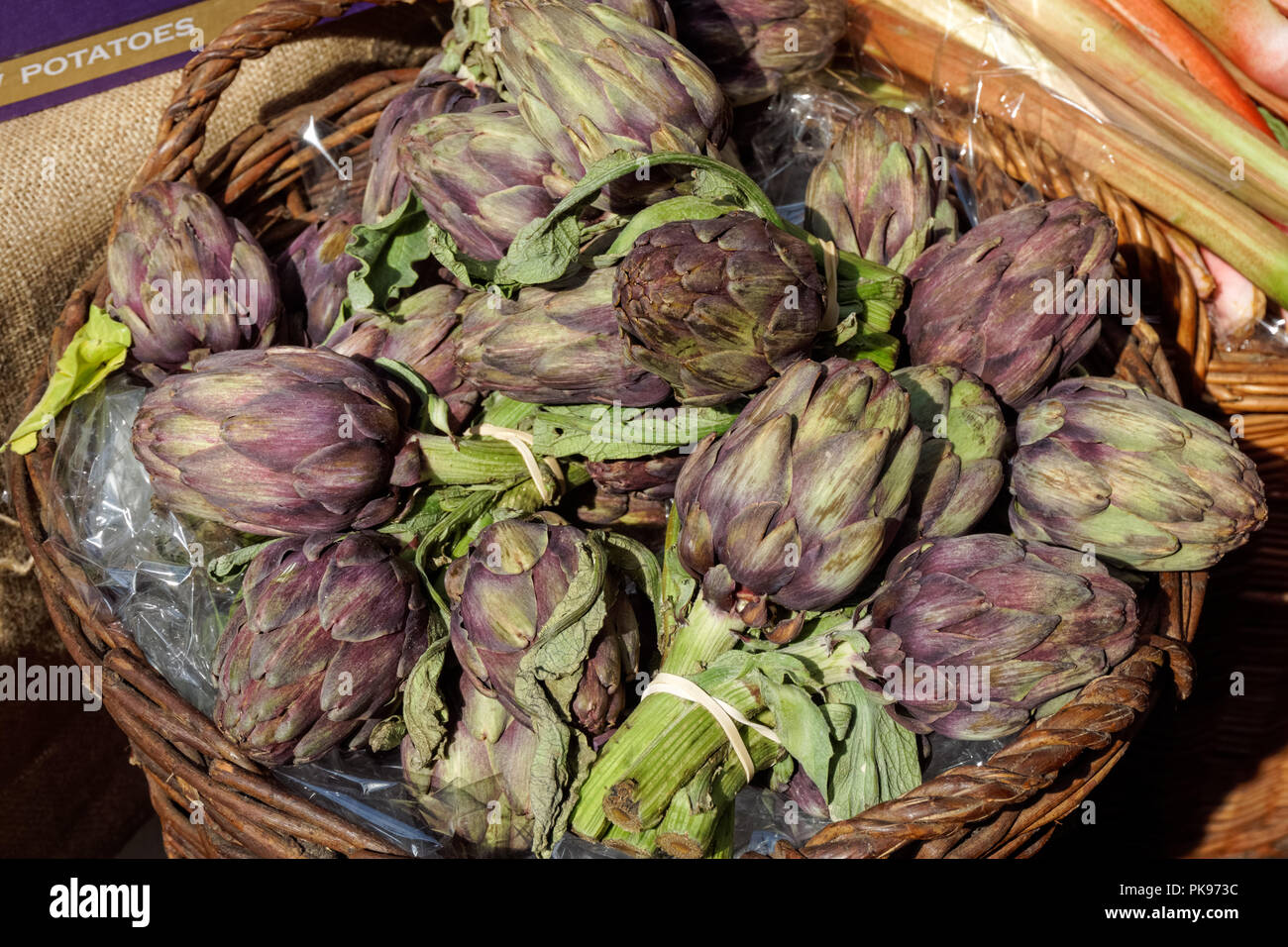 Artischocken auf dem lokalen Markt Stockfoto