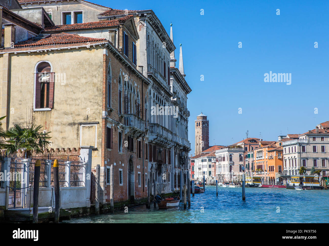 Grand Canal in Venedig mit alten Gebäude im Vordergrund, Venedig, Italien Stockfoto